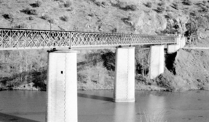 Vista del viaducto internacional sobre el r�o �gueda. Fotograf�a de Mart�n Dieterich