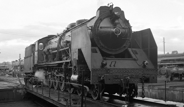 Las locomotoras de la serie 1700 de la antigua MZA fueron durante muchos a�os las titulares del Sudexpreso en tierras charras. Fotograf�a de Xavier Santamar�a