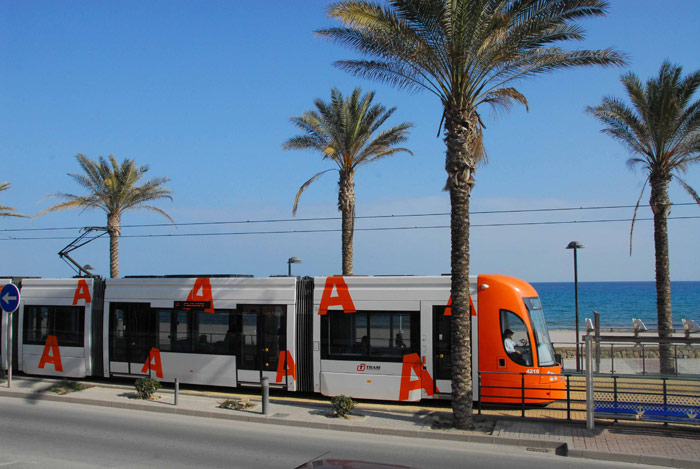 TRAM Alicante . Tranv�a el�ctrico Serie 4.200 de Bombardier. Dotaci�n: 11 unidades. Circulan en las l�neas L-3 y L-4 y lanzadera 4-L