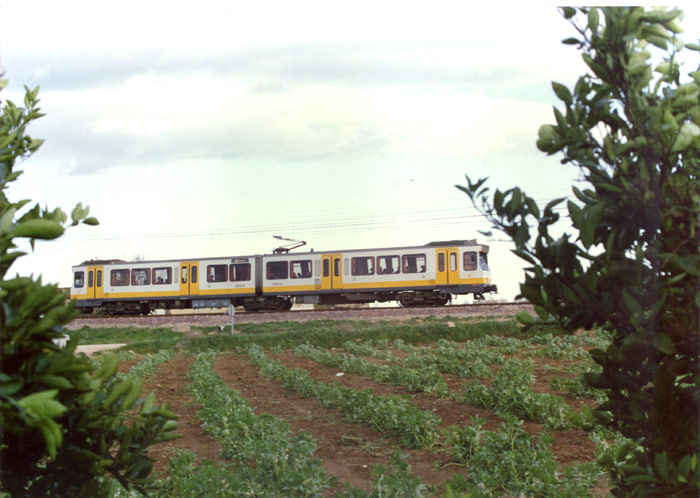 Metrovalencia. Trenes fuera de circulaci�n: UTA  3(Unidad de Tren Articulada): Tren el�ctrico que circul� en FGV entre 1-1-87 y 2010