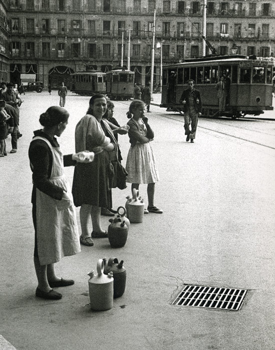 1949. Los tranv�as todav�a atravesaban la Plaza Mayor. Un grupo de aguadoras contempla su paso