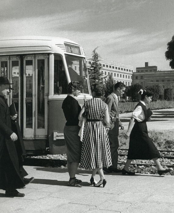 1952. El campus de la Compluntense era territorio tranviario. Un PCC al paso frente a Medicina con un grupo de alumnos y un sacerdote.