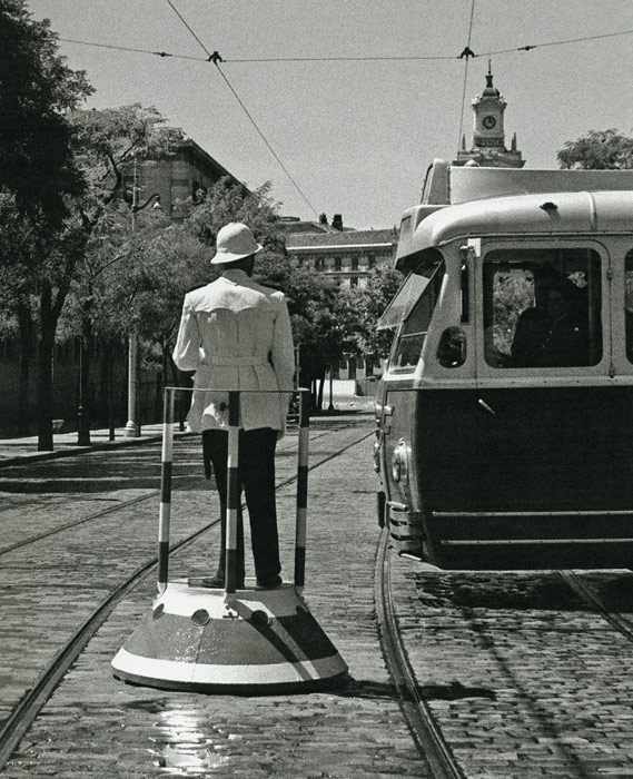 1953. Tocados con sus cl�sicos salacots, este guardia urbano gestiona su cruce entre las v�as del tranv�a. 