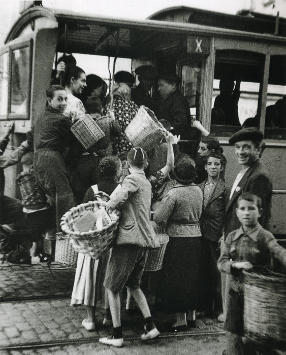 1937. En plena Guerra Civil, el tranv�a segu�a siendo clave en aquella precaria movilidad b�lica.