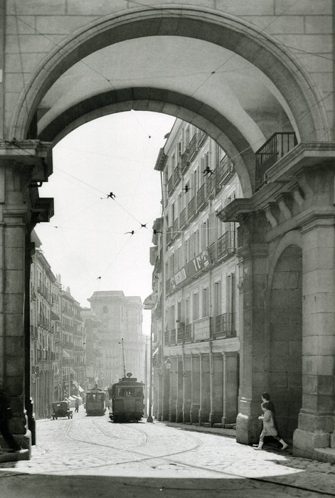 1927. Los tranv�as trepan los �ltimos metros de la calle Toledo antes de ingresar en la Plaza Mayor.