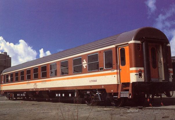 En 1984 se construyen veinte coches literas, serie 9600, con diez departamentos de seis literas cada uno. Aptos para circular a 160 km/h. Foto Archivo Hist�rico Ferroviario