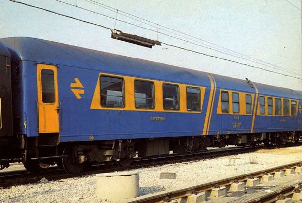 Coche restaurante serie 8000, construido en 1964/65. En los a�os80 se decoraron en amarillo y azul. Foto Archivo Hist�rico Ferroviario