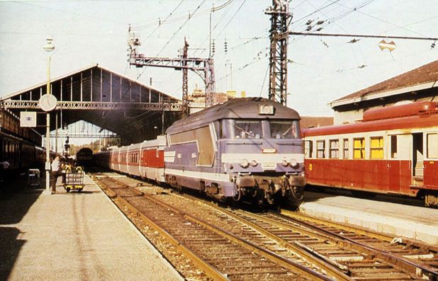 Catal�n - Talgo en la estaci�n de Narbona y remolcado por una locomotora de la SCNF serie 67400 en 1980. Foto Justo Arenillas. Archivo Hist�rico Ferroviario