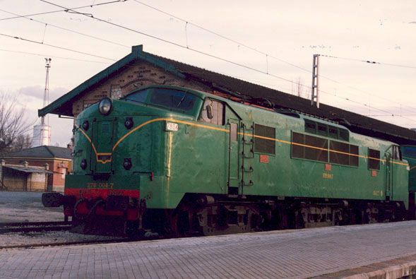 Locomotora 278-004-7, conocida popularmente como Panchorga o americana en Aranjuez en 1986. Foto Fernando Ogalla. Archivo Hist�rico Ferroviario
