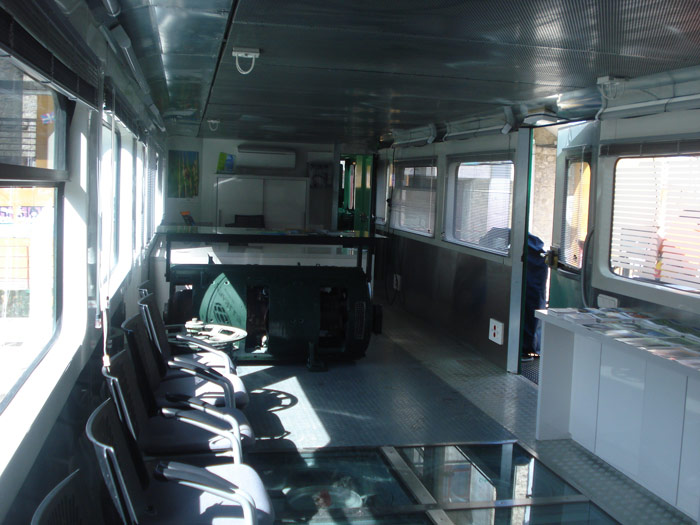 Interior de la locomotora, sin motores y convertida en oficina tur�stica  (Foto Gonzalo Garcia)