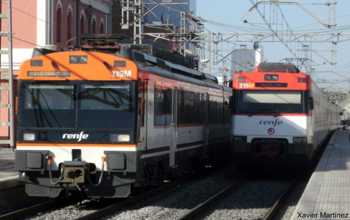 Un regional a Lleida, desviado por Vilafranca por un arrollamiento, se cruza con un Cercan�as en la estaci�n de Els Monjos. (21-06-2010). Foto Xavier Mart�nez Vidal 