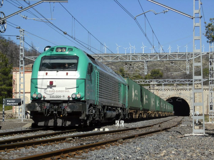Locomotora 335.004 de Euro Cargo Ra�l es la encargada de hacer el servicio Tarragona Classificaci�-Abro�igal, a su paso por Pradell (Tarragona). Foto Xavier Mart�nez Vidal 