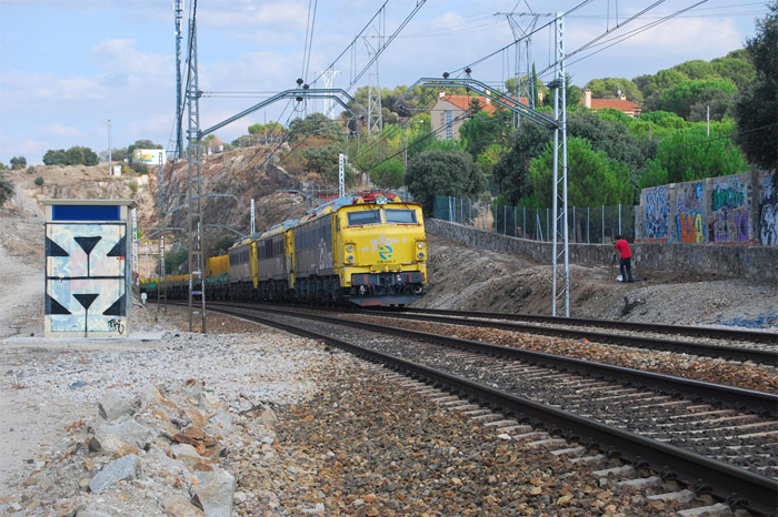 Locomotora 251 triple con bobinero circulando por Torrelodones. Foto: Marc Matamoros.  21/09/2009 