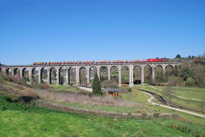  Locomotora 335 de takargo con Madedero por el puente de la Chanca (Lugo). Foto Alberto de Juan Fern�ndez. 09/04/2010
