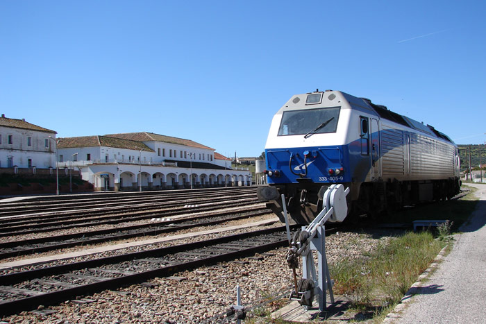  Locomotora 335 de takargo con Madedero por el puente de la Chanca (Lugo). Foto Alberto de Juan Fern�ndez.  09/04/2010