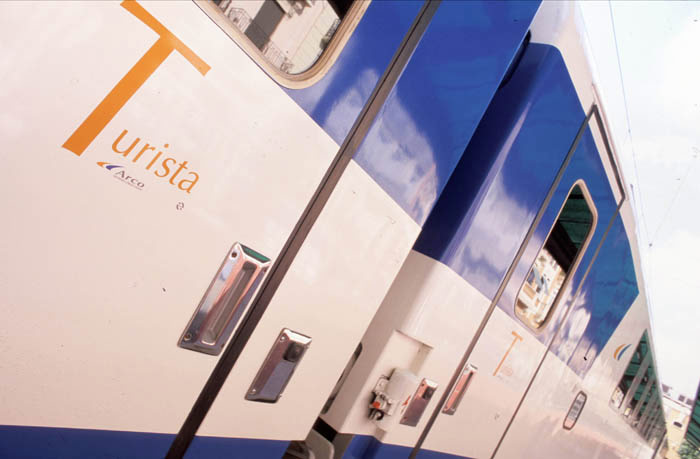 La reforma consisti� en una total renovaci�n del interior, carenado de algunos elementos, y unos bogies totalmente innovadores para los coches de viajeros de Renfe, que son una modificaci�n del bogie GC-1 de CAF, son denominados GC-3 y permiten alcanzar los 200 km/h con un alto grado de confort para el viajero. Nace as� la Serie 2000. 