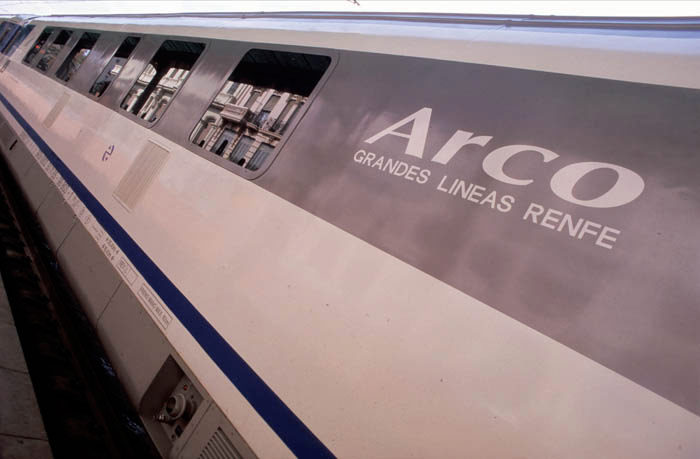 El proyecto Arco fue lanzado por Renfe en el a�o 2001, cuando decidi� crear un servicio de Larga Distancia entre Portbou, Barcelona, Valencia, Alicante y Murcia, para complementar a trenes Talgo y Euromed pero con m�s paradas comerciales.