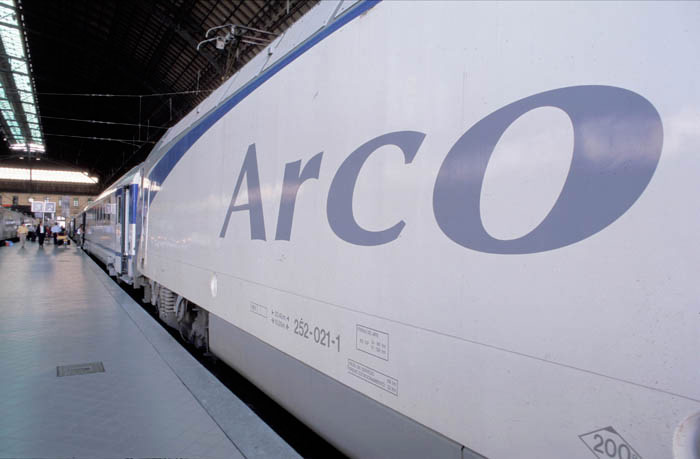 A partir de mayo de 2008, el �Diurno� La Coru�a/Vigo - Ir�n/Bilbao es sustituido por el Arco Camino de Santiago, que hace el mismo recorrido pero con coches de la Serie 2000. 