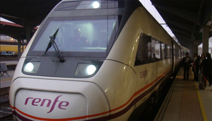 El tren autopropulsado de CAF de la serie 121-005, a las 9 de la ma�ana, ni un minuto antes, ni un minuto despu�s, cierra sus puertas y comienza su andadura en territorio gallego. A los mandos del material rodante se encontraba Andr�s G�mez y como interventor Jos� Antonio Melero.