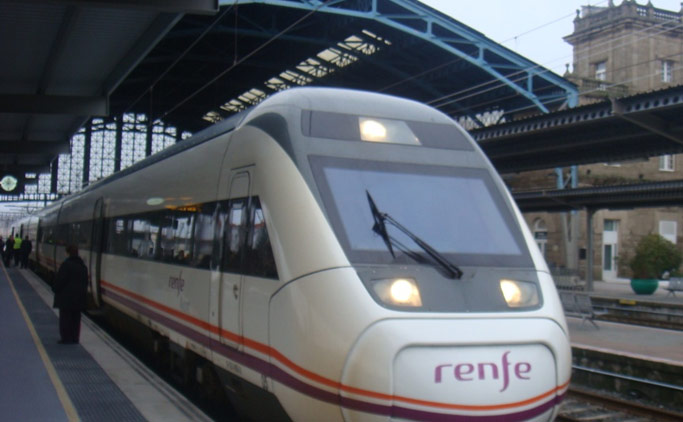 Exactamente 38 minutos despu�s de salir de Orense, como marca el horario comercial, el tren abre sus puertas en la estaci�n de Santiago de Compostela, de la que bajan y suben una gran cantidad de viajeros.
