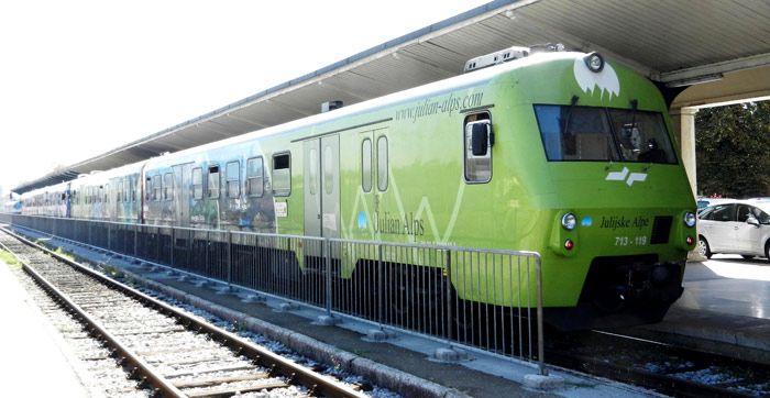 12. Los Alpes Julianos son el mayor centro tur�stico de Eslovenia. Sus ferrocarriles le han dedicado la librea completa de esta unidad de la clase 713 para servicios regionales.