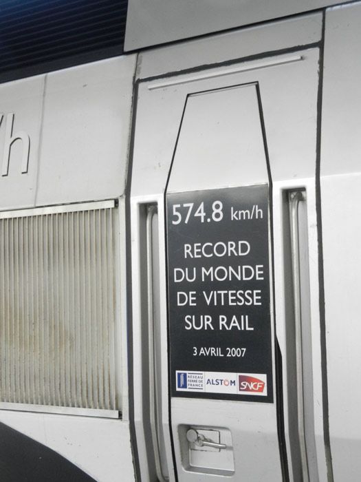  La SNCF no ha solido variar la librea est�ndar de los TGV, con vinilos especiales, pero el r�cord de velocidad alcanzado por la rama 4402 en la LGV Est Europ�enne el 3 de abril de 2007, con 574,8 km/h  ha merecido la inscripci�n permanente en su cabeza tractora del evento. Durante alg�n tiempo estuvo a cargo de la conexi�n Par�s-M�nich y aqu� est� fotografiada en la estaci�n central de esta �ltima ciudad.