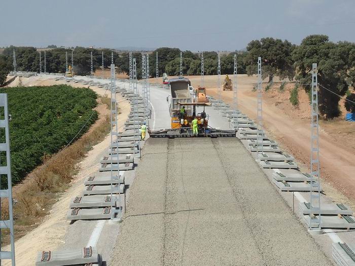 Extendido de balasto. A los lados las traviesas dispuestas para su montaje