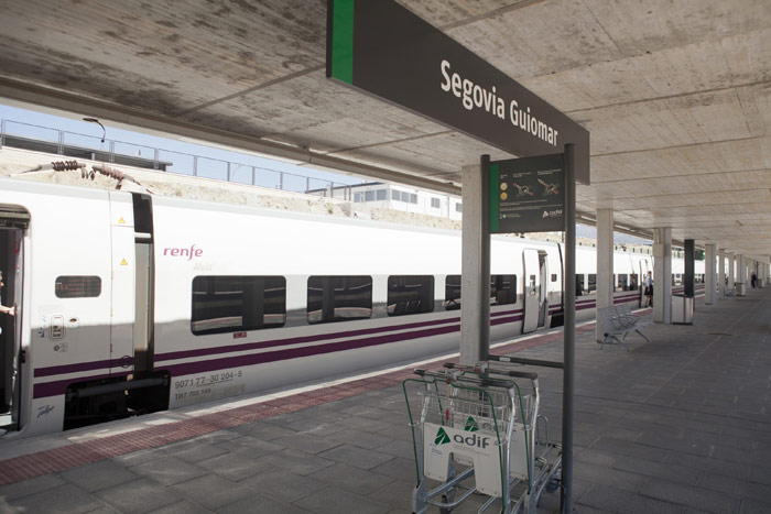 Primera parada desde Madrid: estaci�n de Segovia Guiomar. El tren circula por v�a de alta velocidad