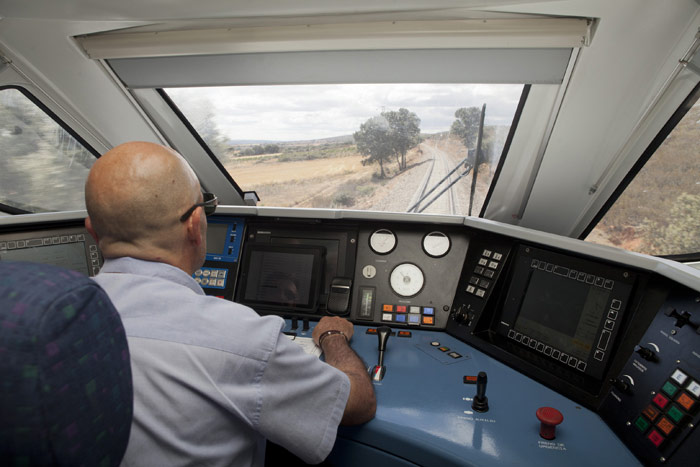 Cabina de conducci�n del Alvia dual serie 730