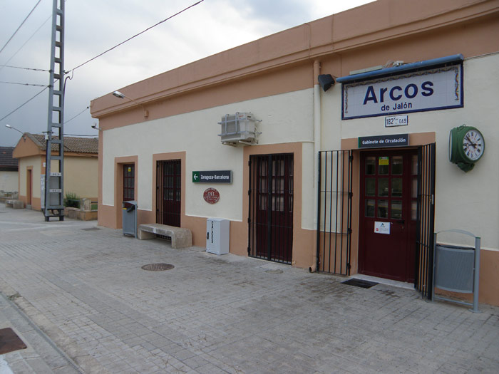 Fachada lado and�n de la estaci�n de Arcos de Jal�n. Es curioso el contraste del modesto edificio de viajeros con la especial importancia log�stica que tuvo esta estaci�n hasta finales de los a�os sesenta.