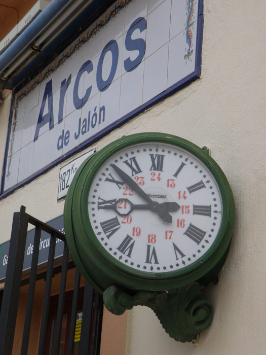 El reloj de la estaci�n de Arcos sigue marcando el paso del tiempo en una estaci�n en el que �ste parece haberse detenido.