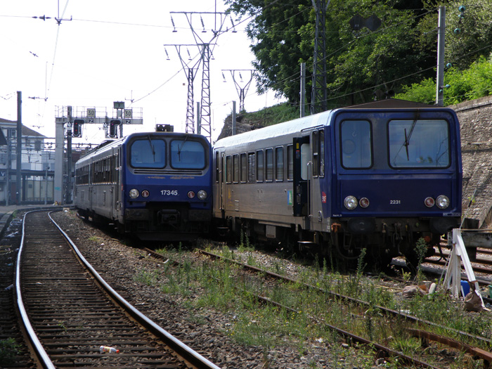 Estacionados fuera de la marquesina, a la derecha un automotor diesel de la serie 2200 y, a la izquierda un electrotr�n de la serie Z7300