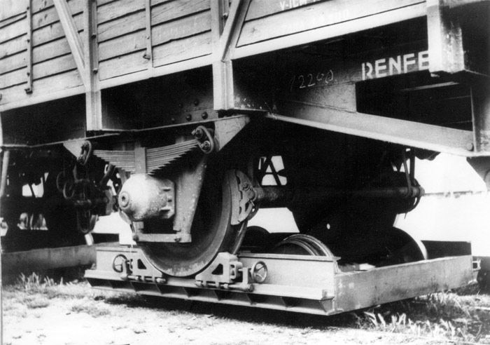 Detalle del montaje de un eje de v�a ancha sobre los bogies de transporte ensayados en el Carcaixent-D�nia. Archivo de Vicent Ferrer i Hermenegildo.
