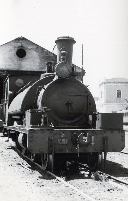 Locomotora fotografiada frente a los talleres de Carcaixent. Fotograf�a de Xavier Santamar�a.