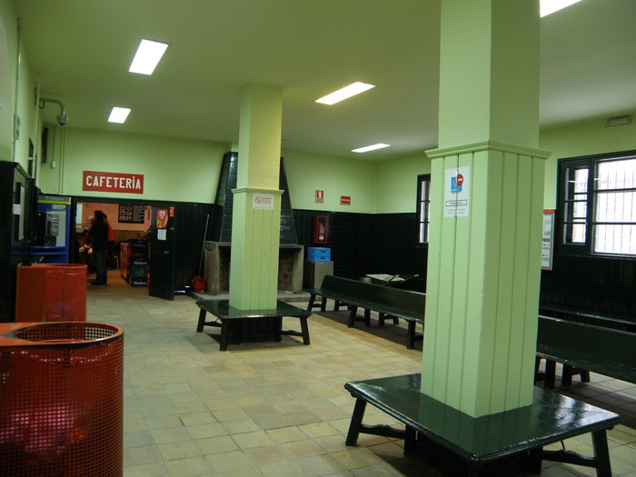 Vestibulo de la estaci�n de Cotos