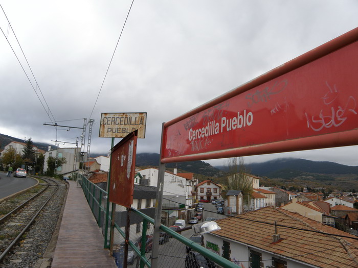 Apeadoer de Cercedilla pueblo, donde conviven la carteler�a veterana y la normalizada moderna de Cercan�as