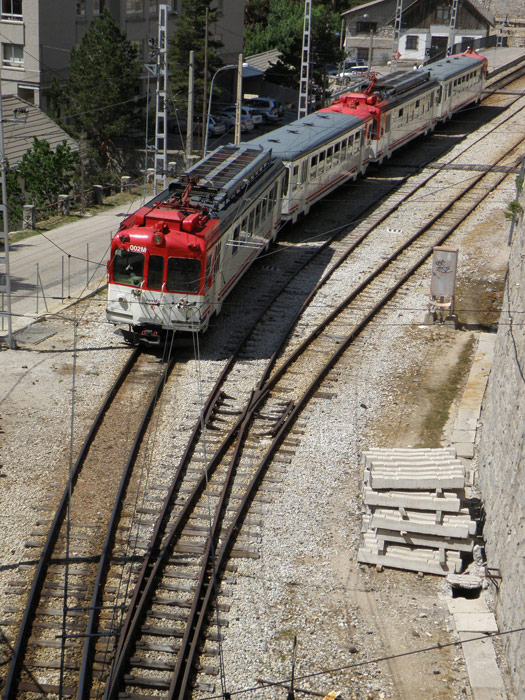 Una UT 442 dejando el Puerto de Navacerrada