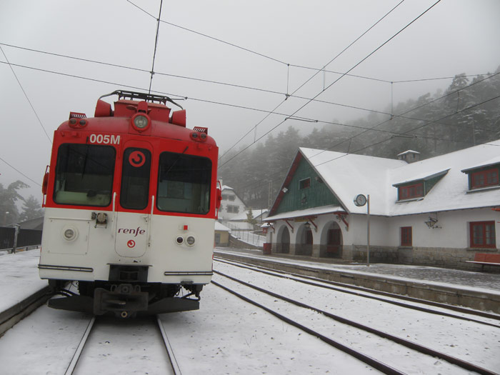 UT 442 estaciona en Puerto de Navacerrada