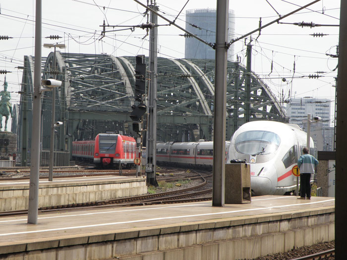 Un tren de cercan�as y un ICE entran en paralelo desde el puente Hohenzollern a la estaci�n