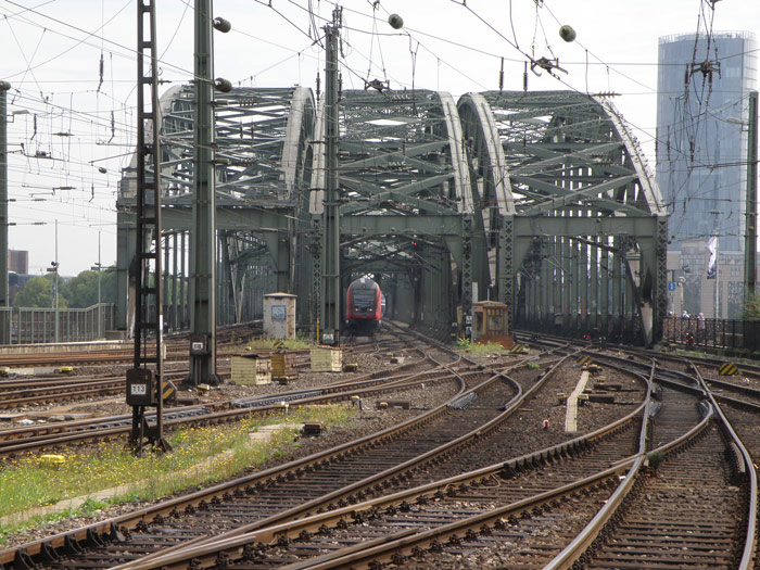Las seis v�as del puente Hohenzollern en el lado correspondiente a la estaci�n