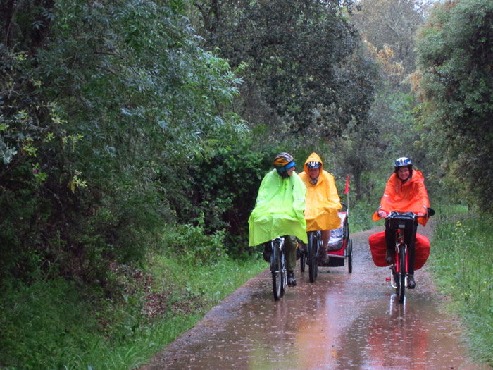 Segundo Premio: "Bajo la lluvia ahorrando CO2". Oscar Garc�a Montes. Foto tomada en la V�a Verde de la Sierra Norte de Sevilla, antiguo ferrocarril de Los Prados al Cerro del Hierro. (Sevilla)