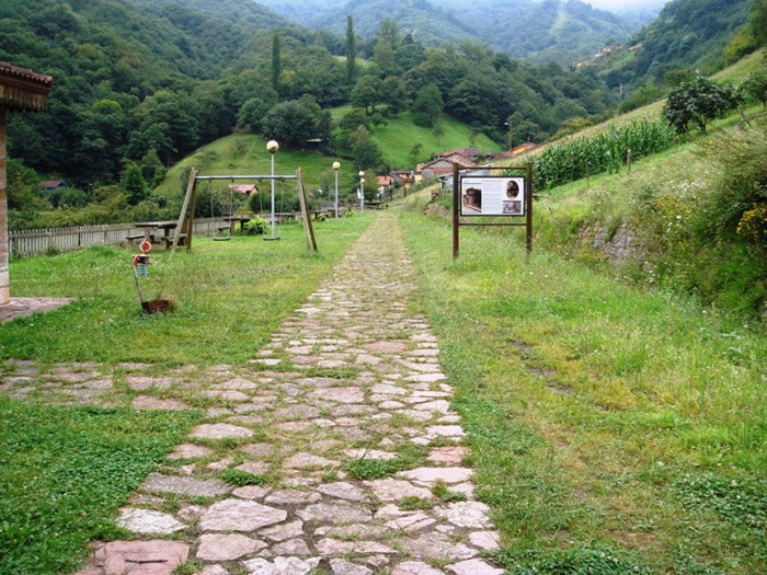 Accesit: "Alrededores de la estaci�n de Loredo". Jos� Lu�s Su�rez Garc�a. Foto tomada en la V�a Verde del Valle de Loredo. Antiguo ferrocarril minero de Abla�a a Riosa. (Asturias)