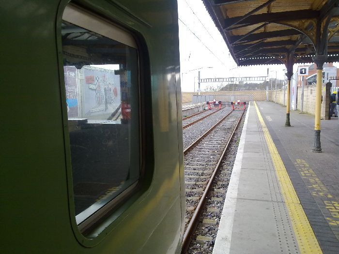Una unidad de cercan�as estacion�ndose en la terminal de Howth