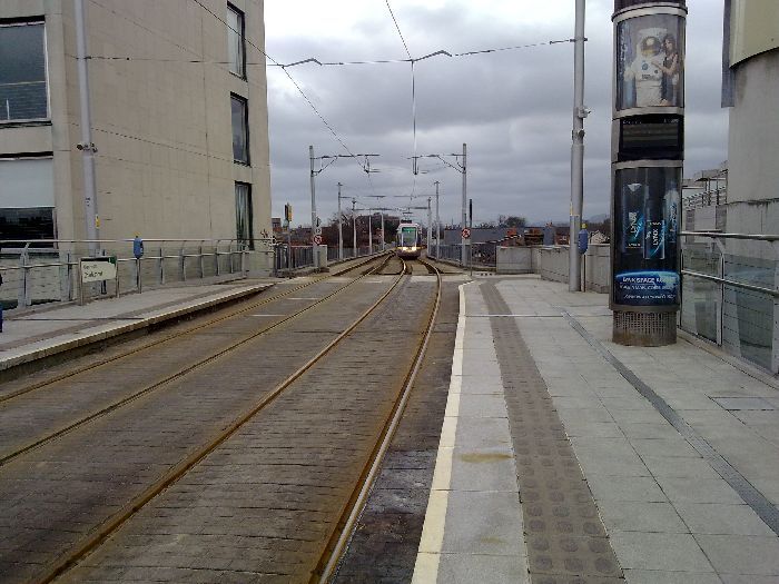 El carril por donde circua el Luas es embebido