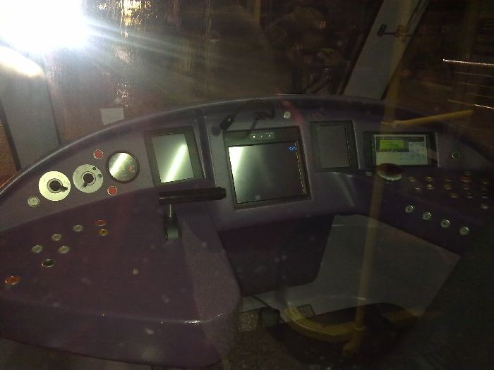 Cabina de conducci�n del metro ligero
