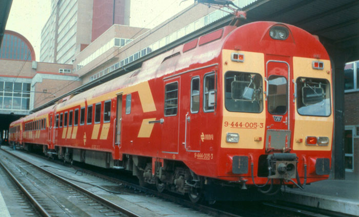 El electrotr�n 444-005 en la estaci�n de Chamart�n, tras llegar de Valencia. 
