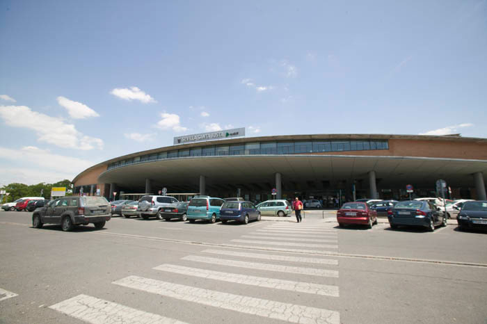 La estaci�n de Sevilla Santa Justa es obra de Antonio Cruz Villal�n y Antonio Ortiz Garc�a. Sus 12.000 m2 de superficie se alzan junto al principal viario de acceso a la ciudad desde el norte.