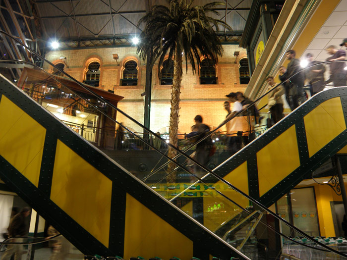 Escaleras de acceso al aparcamiento subterr�neo y autoservicio en Plaza de Armas. El arquitecto busc� imitar la arquitectua met�lica roblonada.