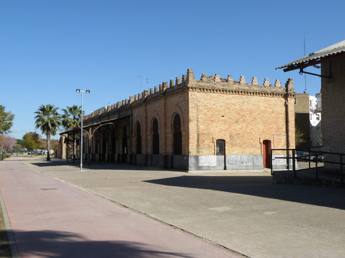 Edificio de viajeros de la estaci�n de Camas.