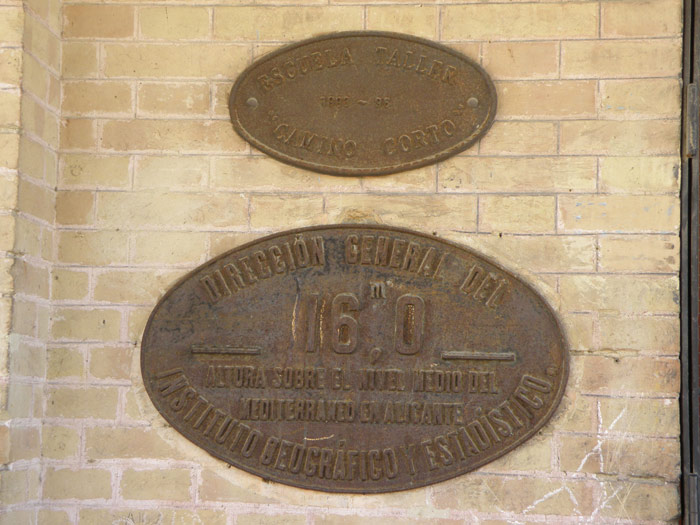 Placa de altura fijada en la estaci�n de Camas, sobre la cual se puso otra de la escuela taller que la rehabilit�